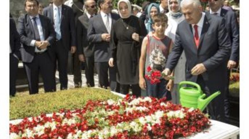Basbakan Yıldırım&rsquo;dan 15 Temmuz Şehitleri&rsquo;nin Kabirlerine Ziyaret