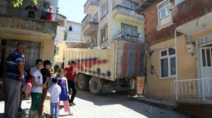 Sokaktakilere &Ccedil;arpmamak I&ccedil;in Eve &Ccedil;arptı