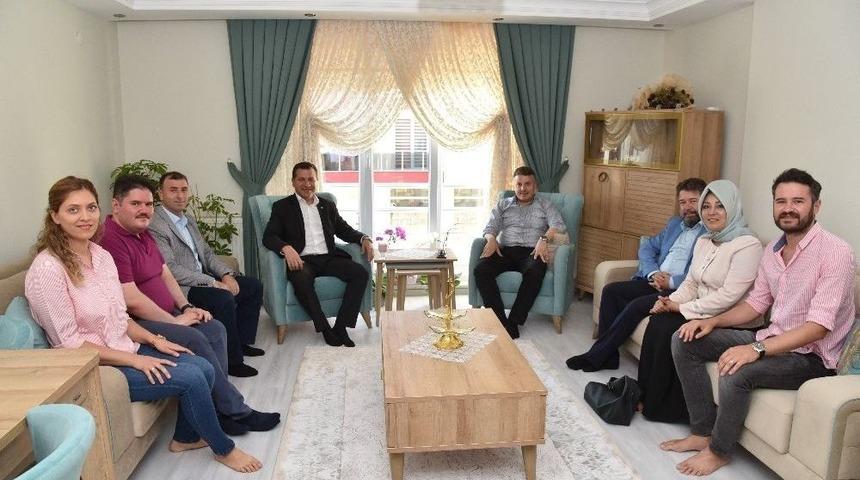 Karesili Başkanlardan Yeni Evli &Ccedil;ifte Ziyaret