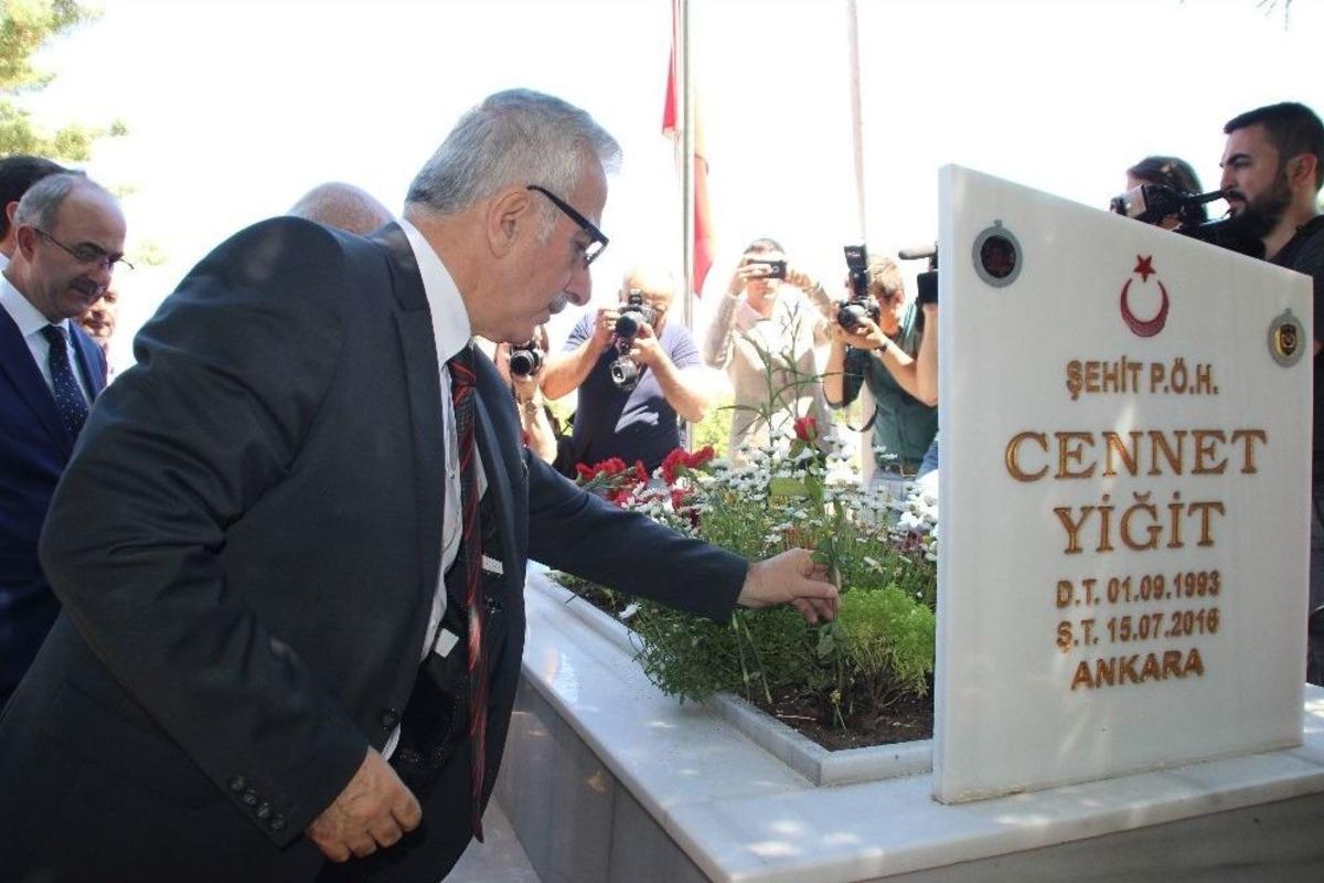 Bakan &Ouml;zhaseki 15 Temmuz Şehitlerinin Mezarlarını Ve Ailelerini Ziyaret Etti