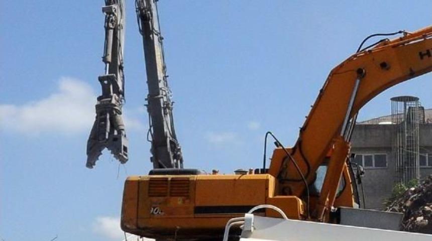 "makas" Ile Kolay Yıkım...toza Ise Sulu &Ccedil;&ouml;z&uuml;m