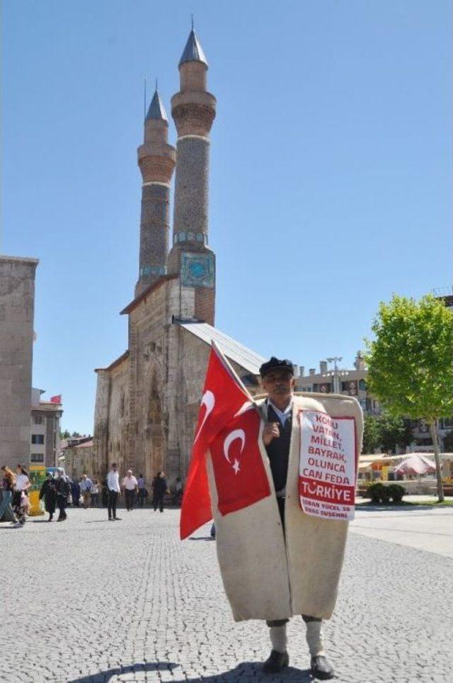 Çoban Gütmüyor, Kepeneği İle Gezerek Tanıtıyor