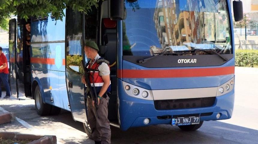 Cezaevi Otob&uuml;s&uuml; Kaza Yaptı, Mahkumlar Ka&ccedil;masın Diye Jandarma &Ouml;nlem Aldı