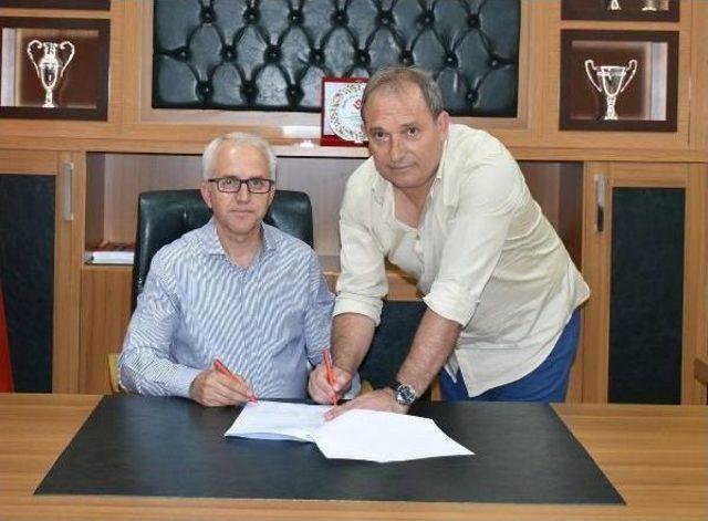 Balıkesirspor'da Cangök Imzaladı