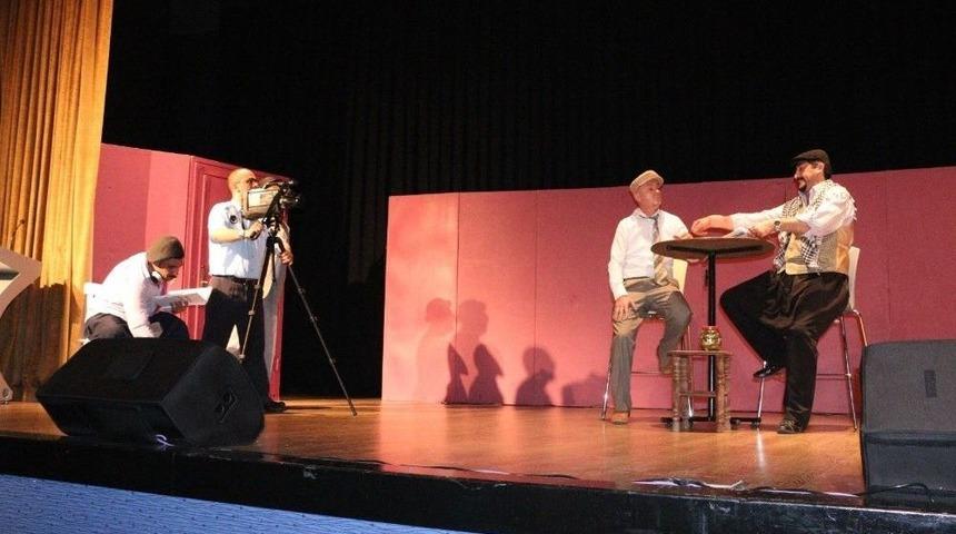 Sağlık &Ccedil;alışanları Bu Kez Sahnede G&uuml;ld&uuml;rd&uuml;