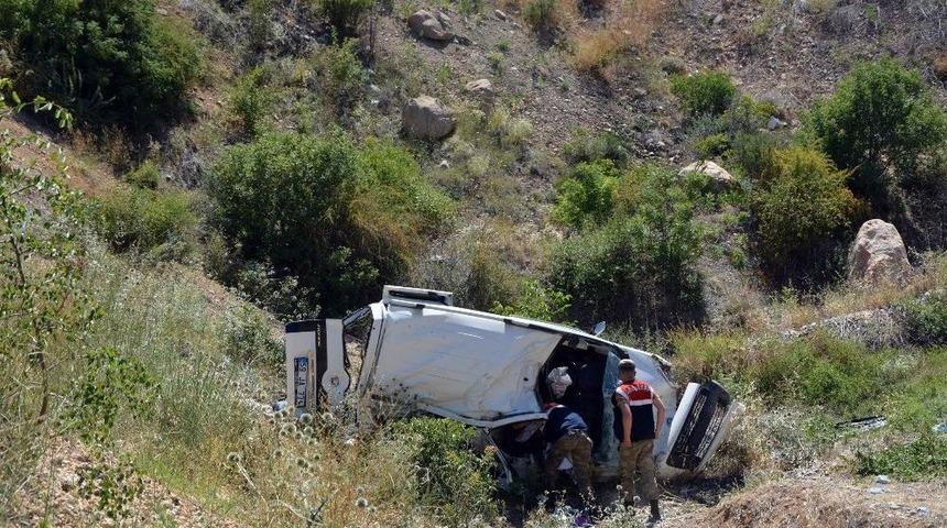 Sivas&rsquo;ta Kamyonet U&ccedil;uruma Yuvarlandı: 1 &Ouml;l&uuml;, 4 Yaralı