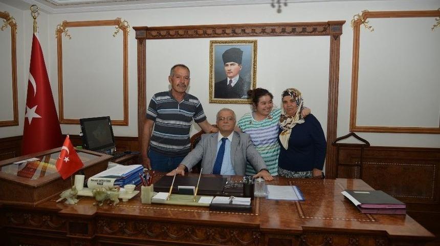 Zeliha, D&uuml;ğ&uuml;n&uuml;ne Katılan Vali Şent&uuml;rk&rsquo;&uuml;n Elini &Ouml;pt&uuml;