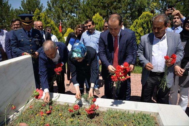 Ak Partili Lütfiye Selva Çam Kahramankazan’da Şehit Mezarlarını Ziyaret Etti