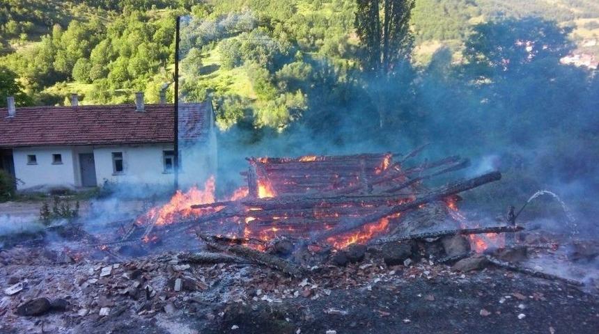 Bayramda &Ccedil;ıkan Yangında Yaralanan Yaşlı Kadın Hayatını Kaybetti