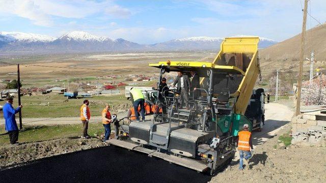 Köy Yolları Sıcak Asfalta Kavuşuyor