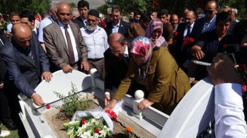 Bakan Akdağ, 15 Temmuz Şehidinin Mezarı Başında Kuran Okudu (3)