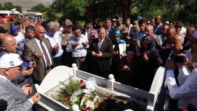 Bakan Akdağ, 15 Temmuz Şehidinin Mezarı Başında Kuran Okudu (3)