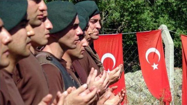 Bakan Akdağ, 15 Temmuz Şehidinin Mezarı Başında Kuran Okudu (3)