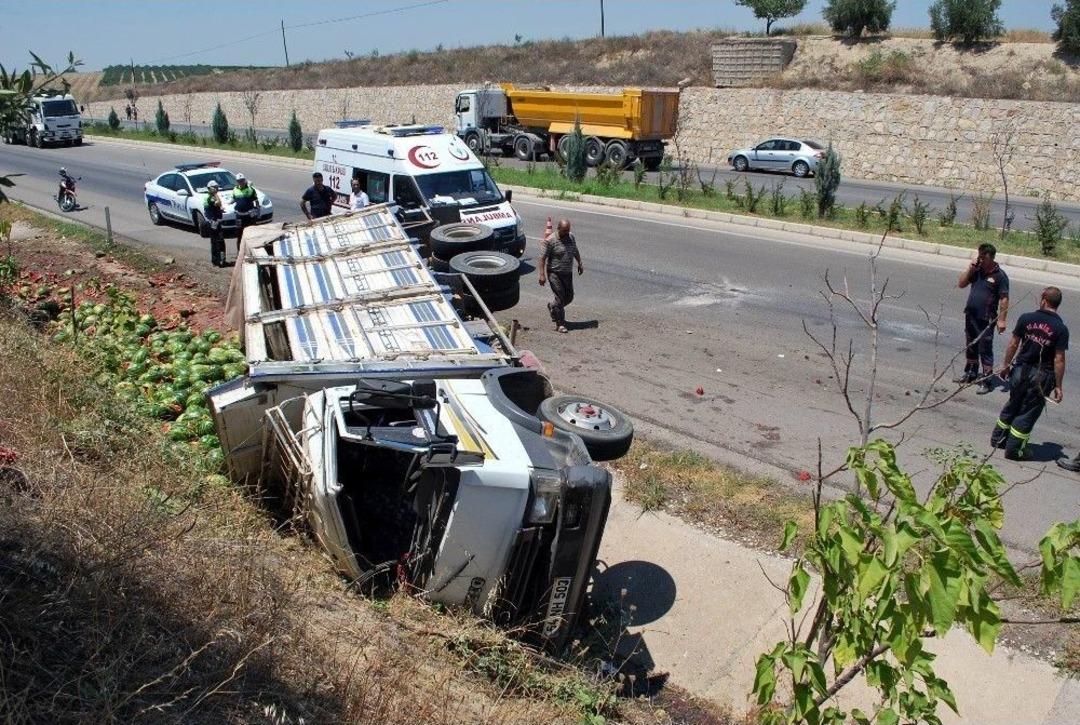 Karpuz Y&uuml;kl&uuml; Kamyonet Devrildi: 3 Yaralı