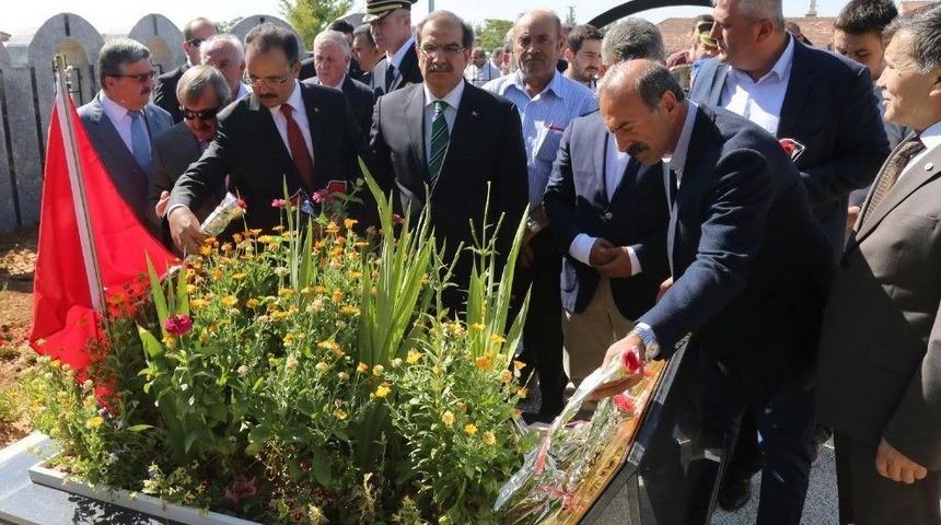 Cumhurbaşkanı Erdoğan&rsquo;a Suikast Girişiminde Şehit Olan Polis Mezarı Başında Anıldı