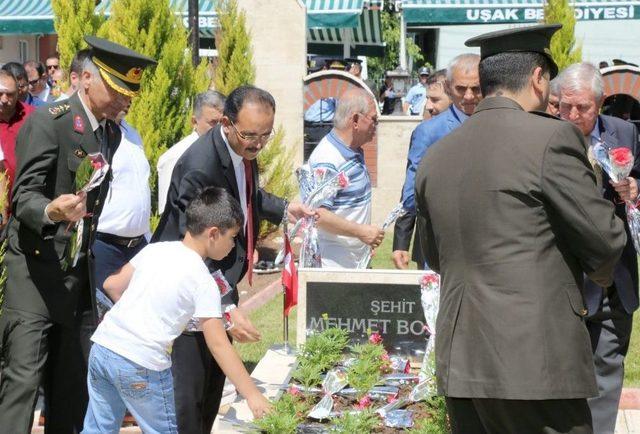 Cumhurbaşkanı Erdoğan’a Suikast Girişiminde Şehit Olan Polis Mezarı Başında Anıldı