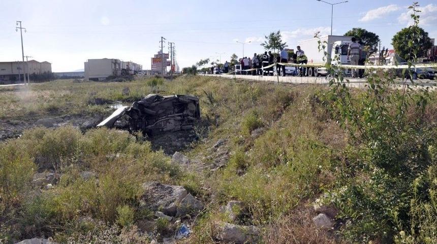 Tekerleği Patlayan Otomobil Takla Attı, S&uuml;r&uuml;c&uuml;s&uuml; &Ouml;ld&uuml;