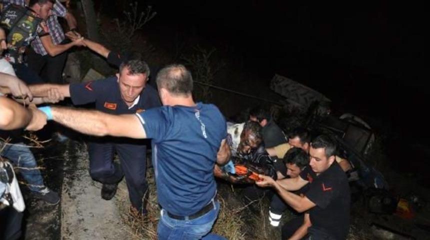 Dereye Devrilen Trrakt&ouml;r&uuml;n Altında Kalan S&uuml;r&uuml;c&uuml;y&uuml; Itfaiye Kurtardı