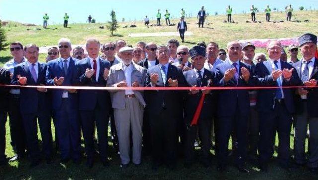 Bakan Yılmaz Sivas'ta Şehitlik Ziyaretinde Bulundu (2)