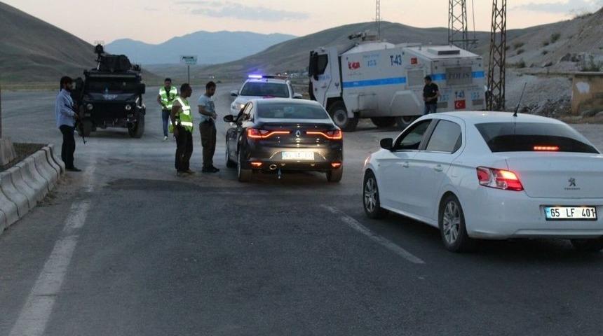 Çaldıran-muradiye Karayolunda Bomba Alarmı