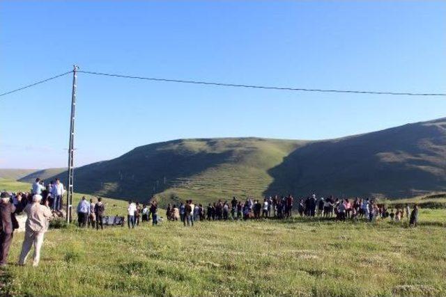 Ata'nın Siluetini İzmir Marşı Ile Karşıladılar