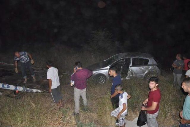 İzmir'de Otomobil Şarampole Yuvarlandı: 4 Yaralı