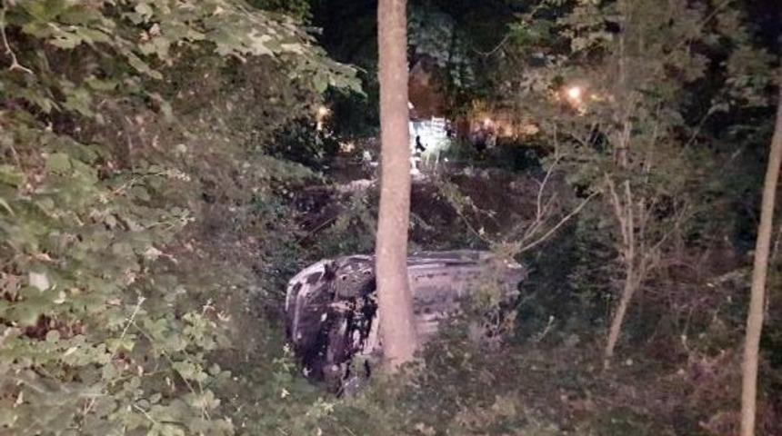 Otomobil Dere Yatağına Yuvarlandı: 2 Yaralı