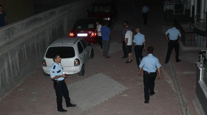 Alkoll&uuml; S&uuml;r&uuml;c&uuml; Mahalleyi Ve Polisi &Ccedil;ileden &Ccedil;ıkardı