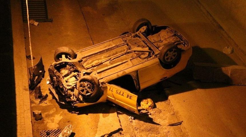 Ticari Taksi Alt Geçide Uçtu: 3 Yaralı