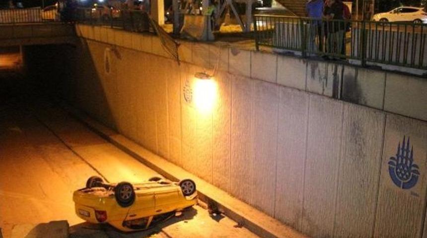 Kontrolden &Ccedil;ıkan Taksi Alt Ge&ccedil;ide D&uuml;şt&uuml;: 3 Yaralı