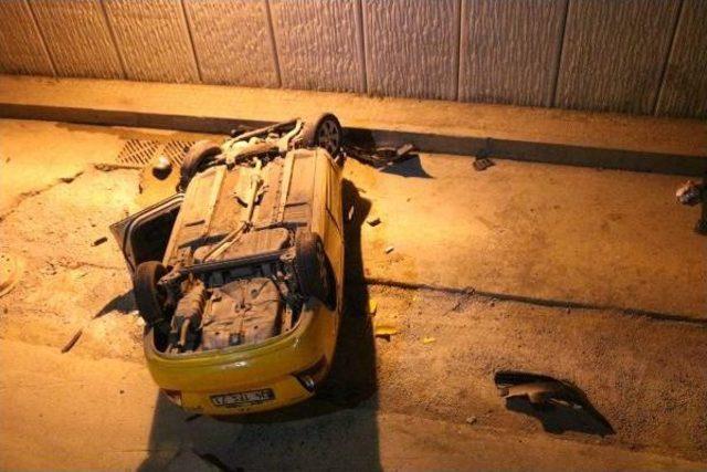 Kontrolden &Ccedil;ıkan Taksi Alt Ge&ccedil;ide D&uuml;şt&uuml;: 3 Yaralı 2