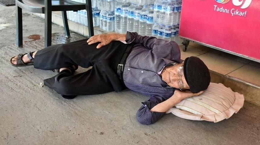 105 Yaşında Sokakta Kalan Mestan Dede Yardım Eli Bekliyor