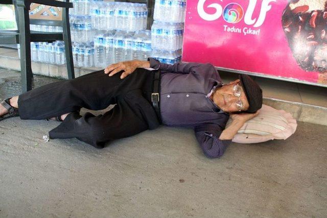 105 Yaşında Sokakta Kalan Mestan Dede Yardım Eli Bekliyor 1