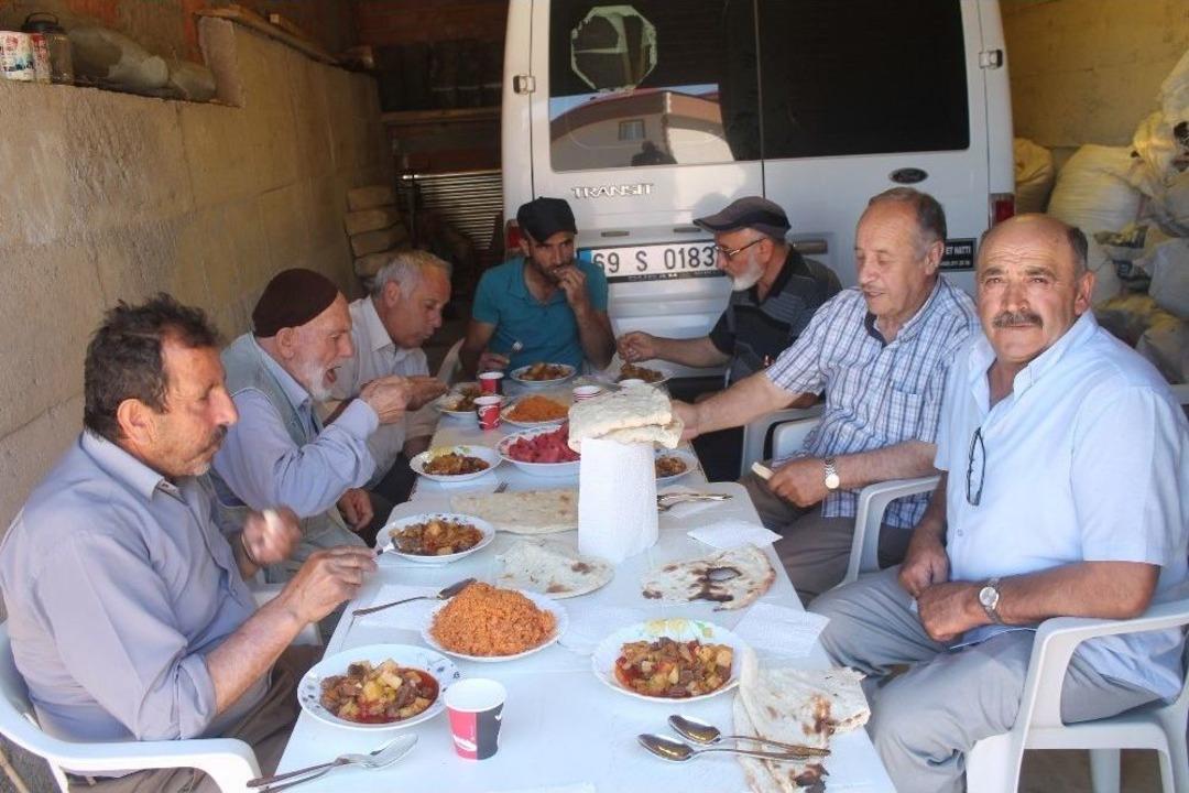 Mahalleli Ekmeğini Tandırdan &Ccedil;ıkarıyor