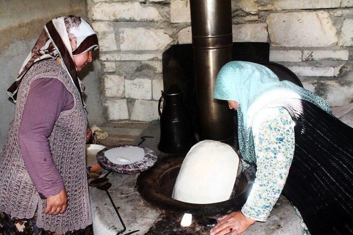 Mahalleli Ekmeğini Tandırdan Çıkarıyor G1