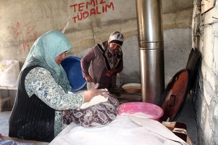 Mahalleli Ekmeğini Tandırdan Çıkarıyor G2