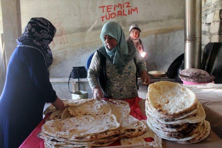 Mahalleli Ekmeğini Tandırdan Çıkarıyor G3