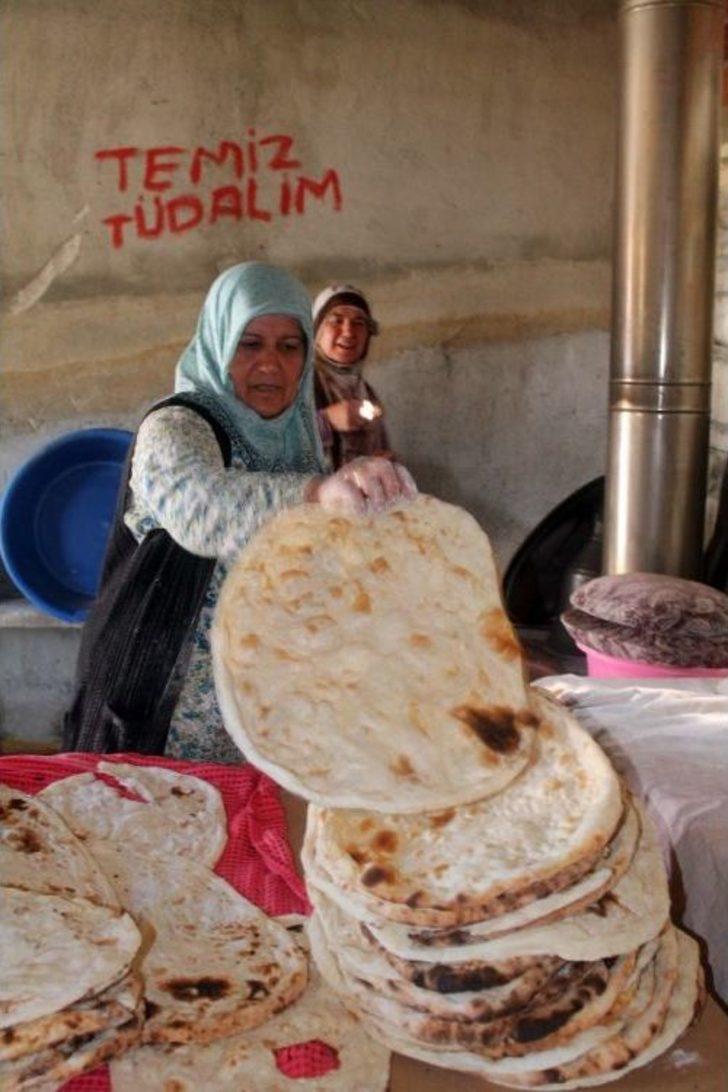 Mahalleli Ekmeğini Tandırdan Çıkarıyor G5