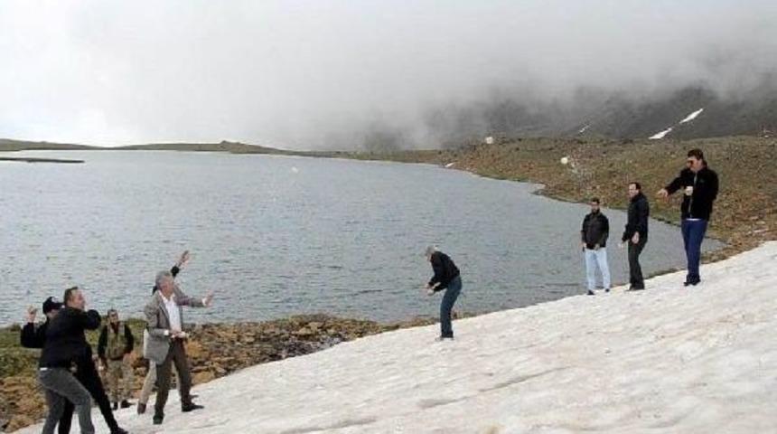 Temmuz Ayında Kar Topu Oynadılar