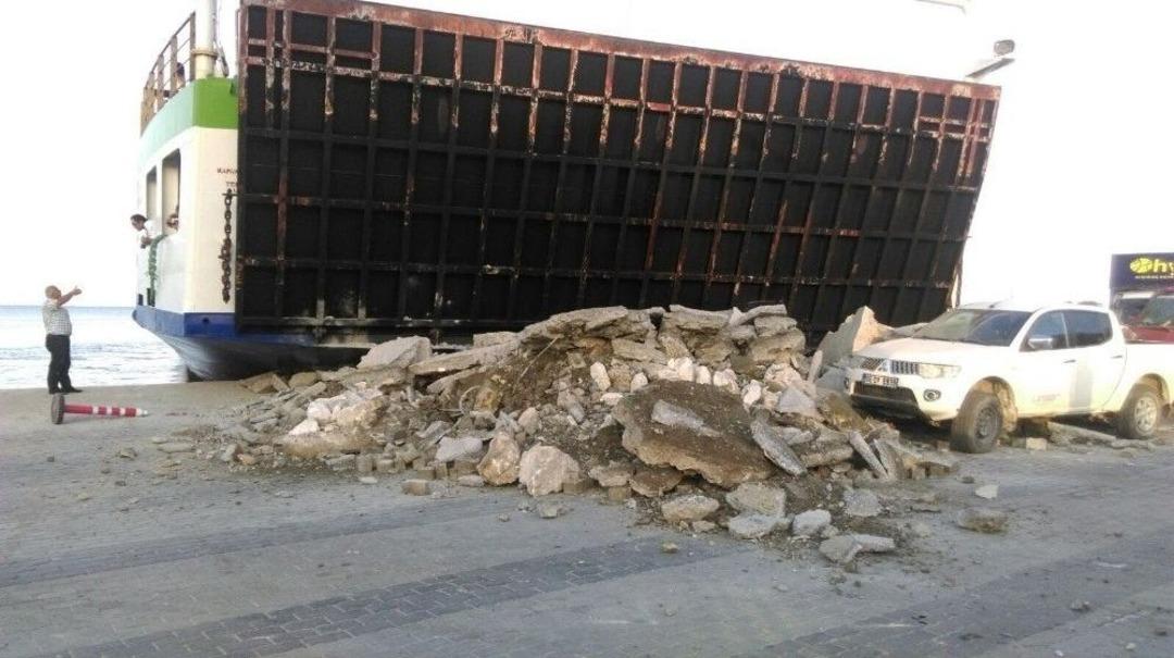 Motorları Duran Vapur İskeleye &Ccedil;arptı