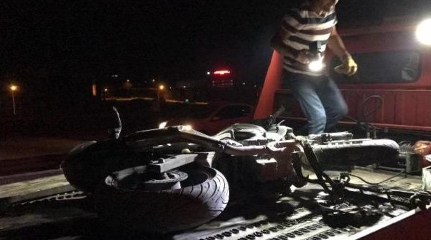 Virajı Alamayan Motosiklet Bariyerlere &Ccedil;aptı: 1 &Ouml;l&uuml;, 1 Yaralı