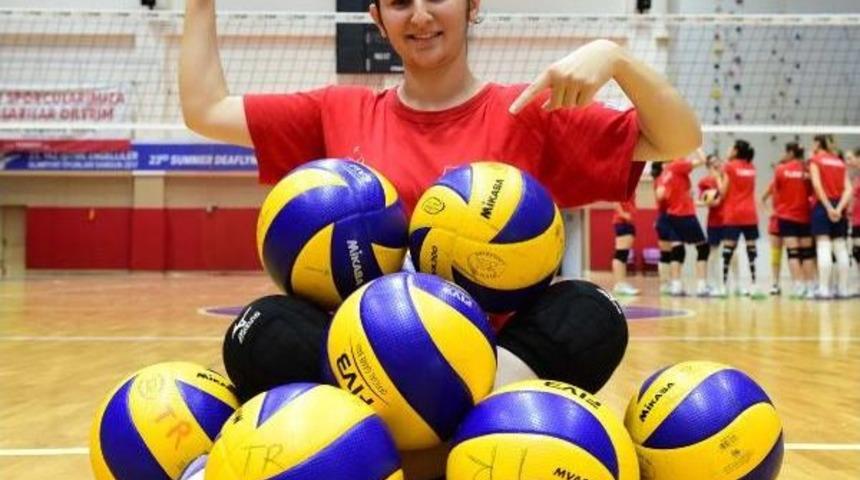 İşitme Engelli Esra, 6 Yıl Boyunca &Ccedil;alışıp Milli Formayı Giydi