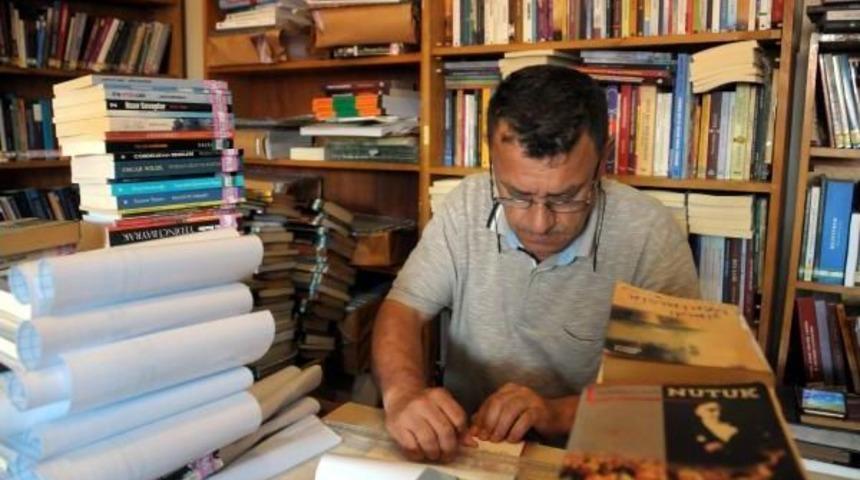 Kitap Sevgisi, K&uuml;t&uuml;phanenin G&ouml;n&uuml;ll&uuml; Personeli Yaptı