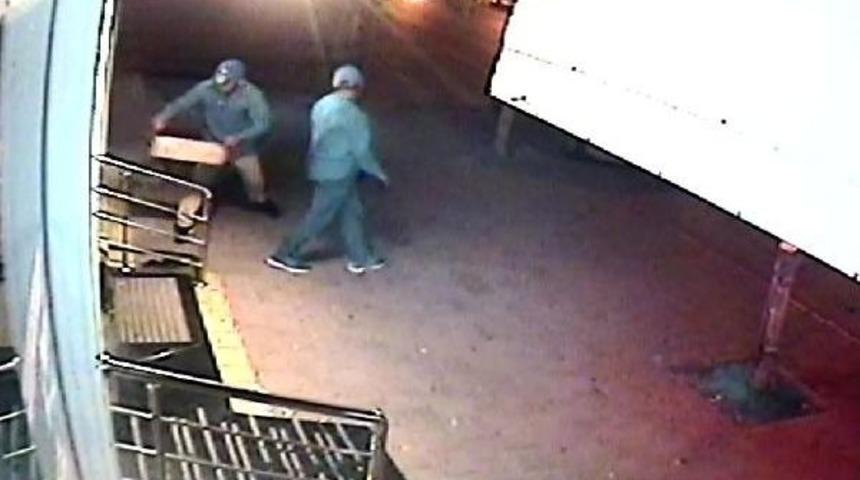 Taşla Camı Kırıp, 20 Saniyede 6 Cep Telefonu &Ccedil;aldılar