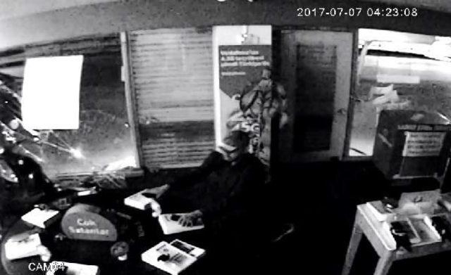 Taşla Camı Kırıp, 20 Saniyede 6 Cep Telefonu &Ccedil;aldılar 1