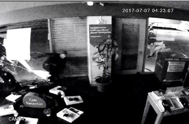 Taşla Camı Kırıp, 20 Saniyede 6 Cep Telefonu &Ccedil;aldılar 2