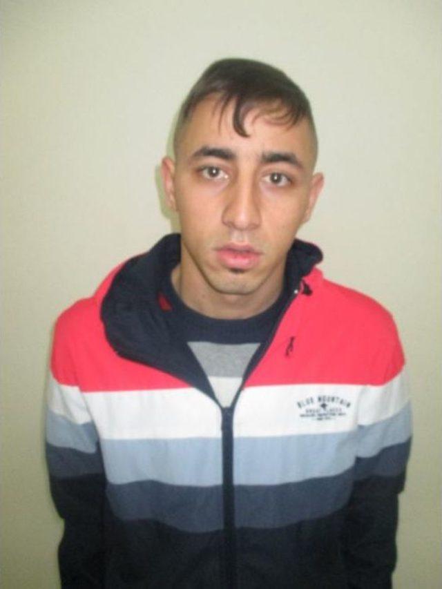 Taşla Camı Kırıp, 20 Saniyede 6 Cep Telefonu &Ccedil;aldılar 3