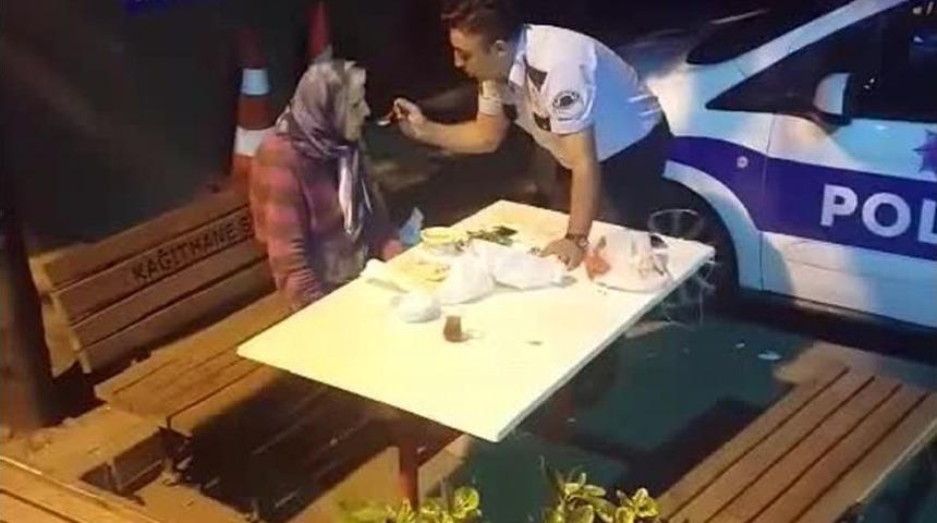 Polis, Yaşlı Ve Hasta Olan Kadını Elleriyle Besledi