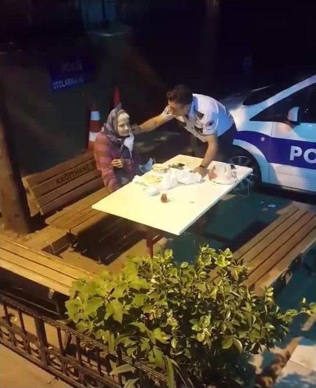 Polis, Yaşlı Ve Hasta Olan Kadını Elleriyle Besledi