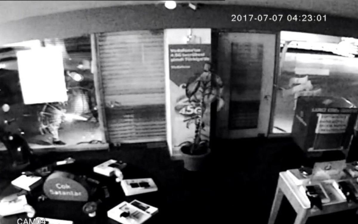 Hırsızlar 20 Saniyede 6 Adet Cep Telefonunu &Ccedil;aldı